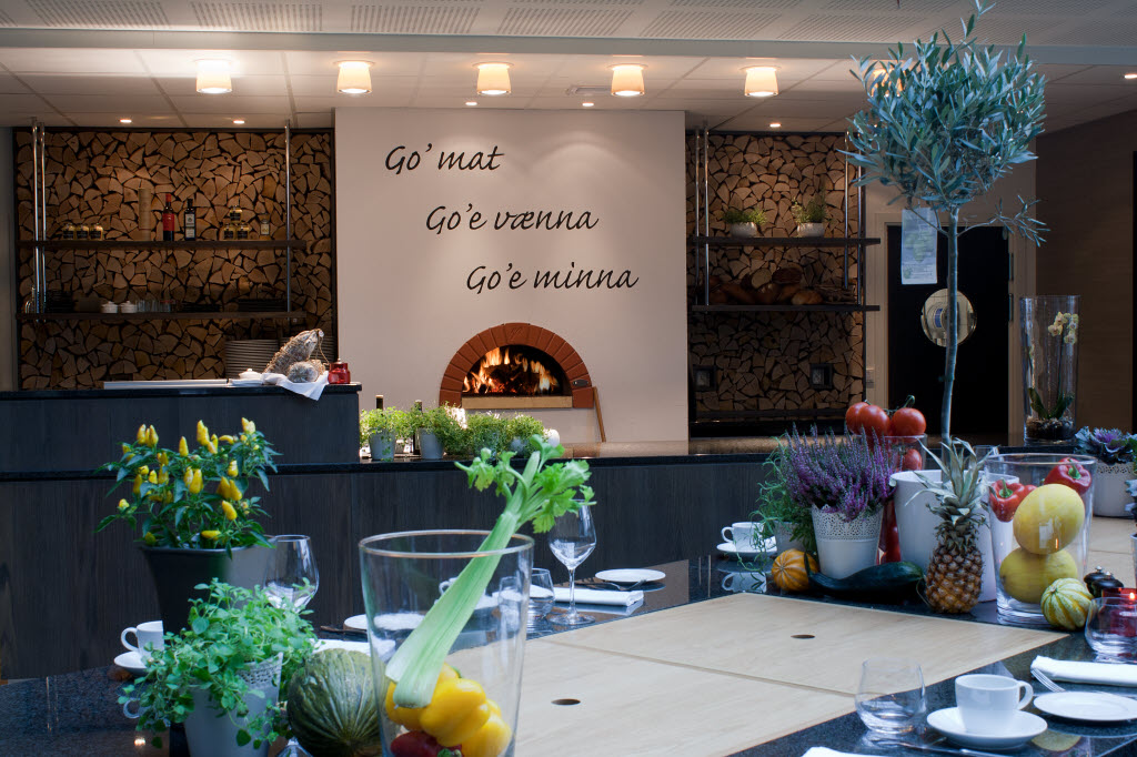 Restaurantinteriør med grill i bakgrunnen, Scandic Bakklandet